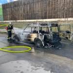 Geländewagen auf A2 bei Wiener Neudorf in Vollbrand