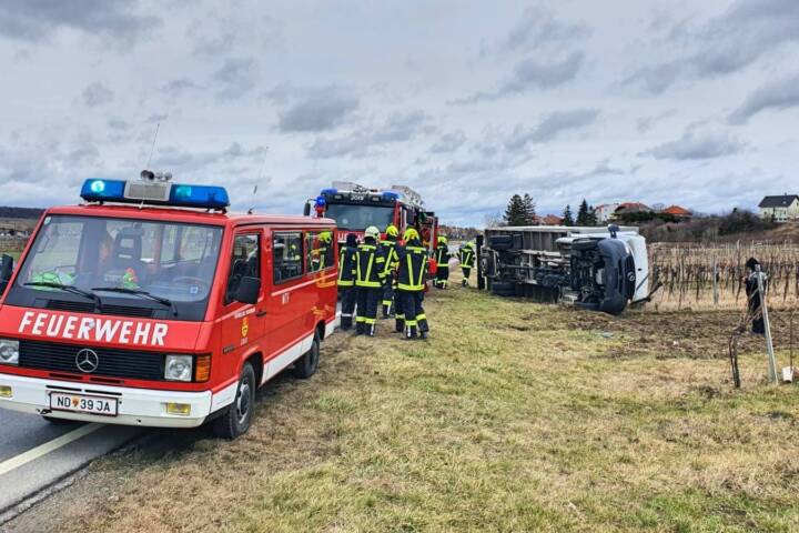 FF Jois: Sturmtief „Petra“ lässt Klein-LKW umstürzen