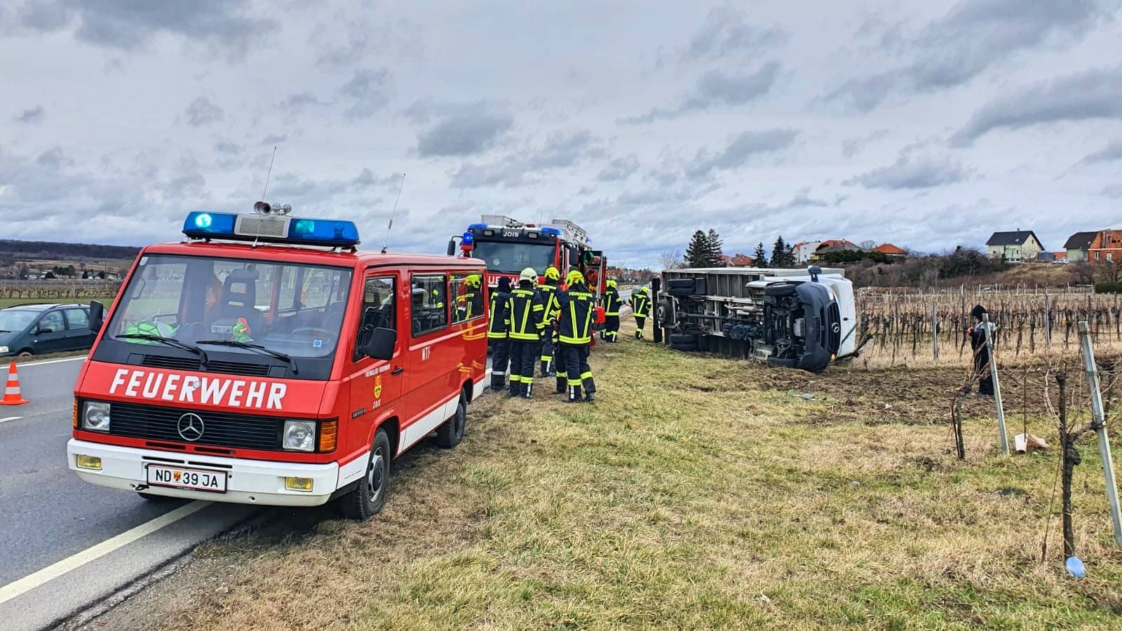 FF Jois: Sturmtief „Petra“ lässt Klein-LKW umstürzen