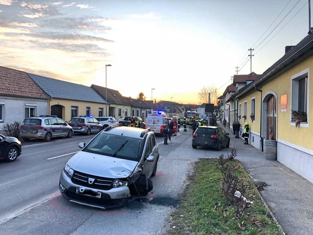 FF Jois: Frontalzusammenstoß im Ortsgebiet fordert drei Verletzte
