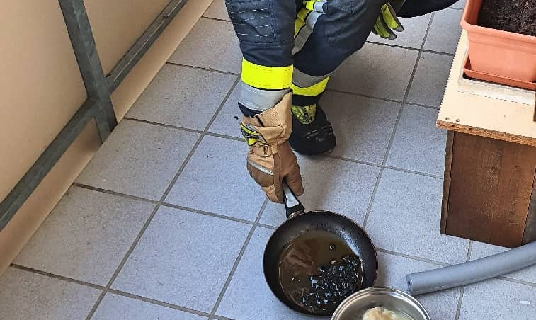 HFW Villach: Küchenbrand mit Menschenrettung