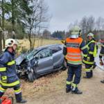 Rettung und Feuerwehr retten Schwerverunfallte aus demoliertem Fahrzeug