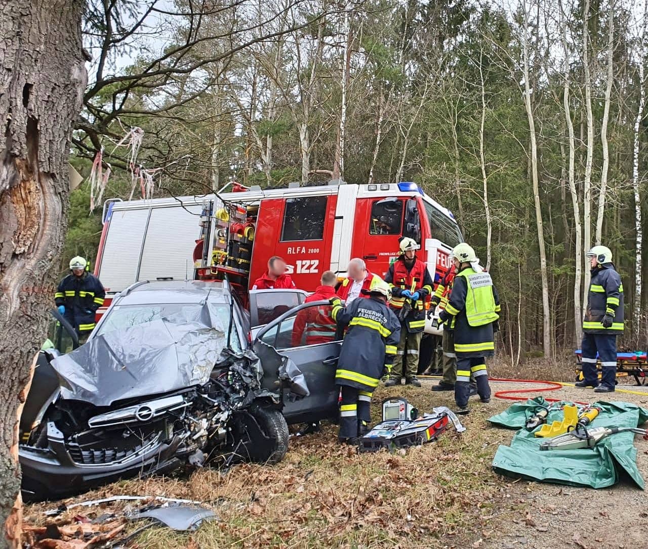 FF Albrechts: Rettung und Feuerwehr retten Schwerverunfallte