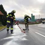 Ölspur entlang der B76