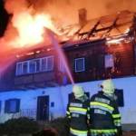 Verheerendes Brandereignis - Fünf Gebäude im Ortszentrum von Obersdorf in Vollbrand