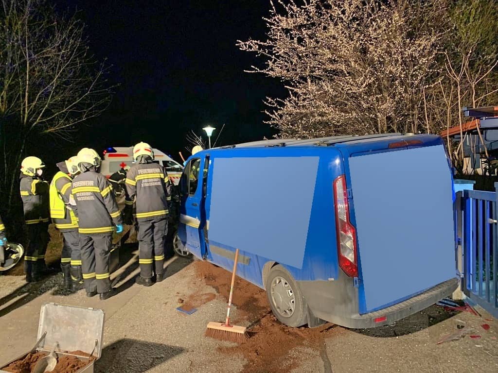 BFV Graz-Umgebung: Kleintransporter steckt in Fahrradbrücke