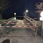 Kleintransporter steckt in Fahrradbrücke