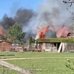 Brand einer Hecke und der angrenzenden Garage