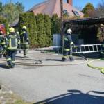 Brand einer Hecke und der angrenzenden Garage