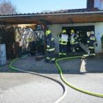 Brand einer Hecke und der angrenzenden Garage