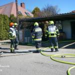 Brand einer Hecke und der angrenzenden Garage