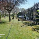 Brand einer Hecke und der angrenzenden Garage