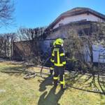Brand einer Hecke und der angrenzenden Garage