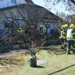 Brand einer Hecke und der angrenzenden Garage