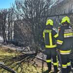 FF Trumau: Brand einer Hecke und der angrenzenden Garage