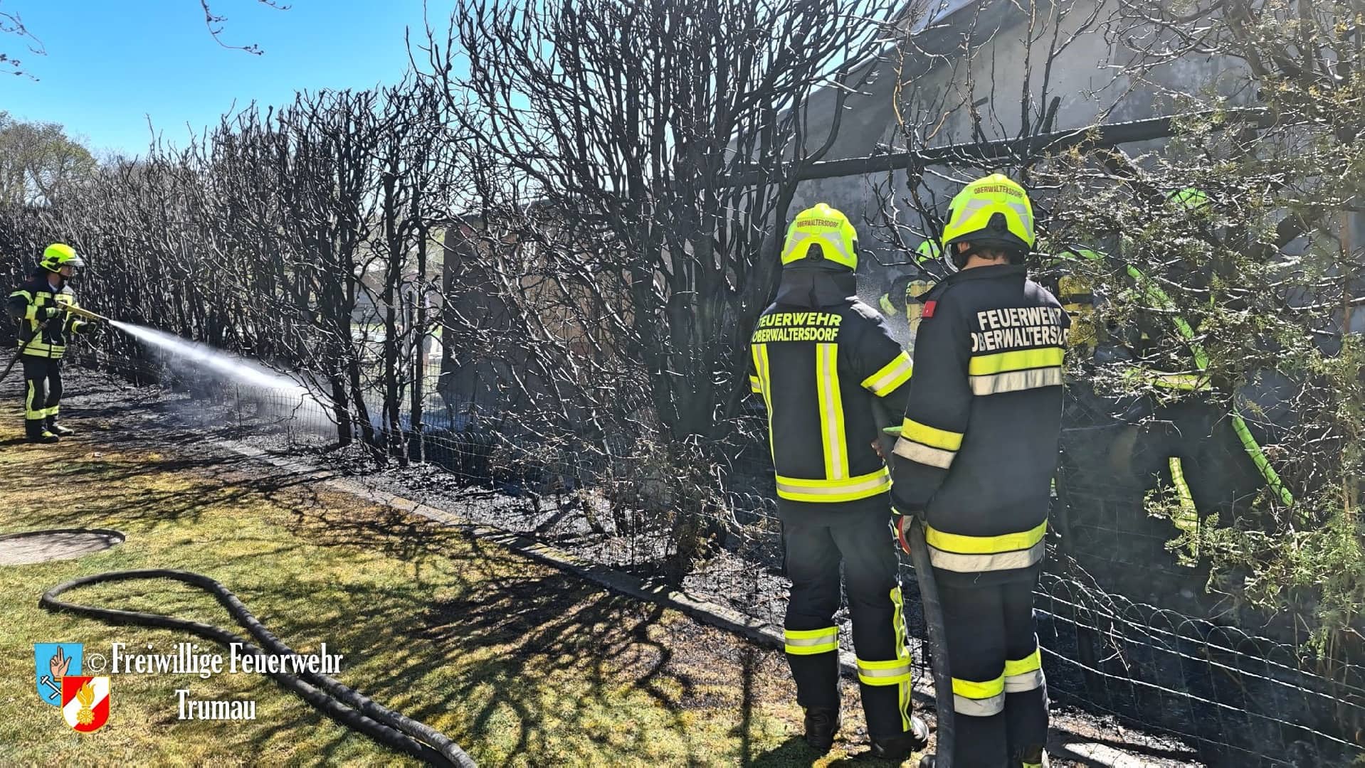 FF Trumau: Brand einer Hecke und der angrenzenden Garage