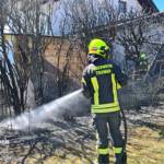 Brand einer Hecke und der angrenzenden Garage