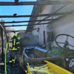 Brand einer Hecke und der angrenzenden Garage