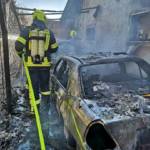 Brand einer Hecke und der angrenzenden Garage
