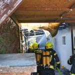Brand einer Hecke und der angrenzenden Garage