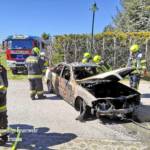 Brand einer Hecke und der angrenzenden Garage