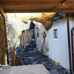 Brand einer Hecke und der angrenzenden Garage