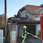 Brand einer Hecke und der angrenzenden Garage