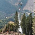 Erneute Löscharbeiten mit zwei Hubschrauber beim Waldbrand in der Hinterlainsach