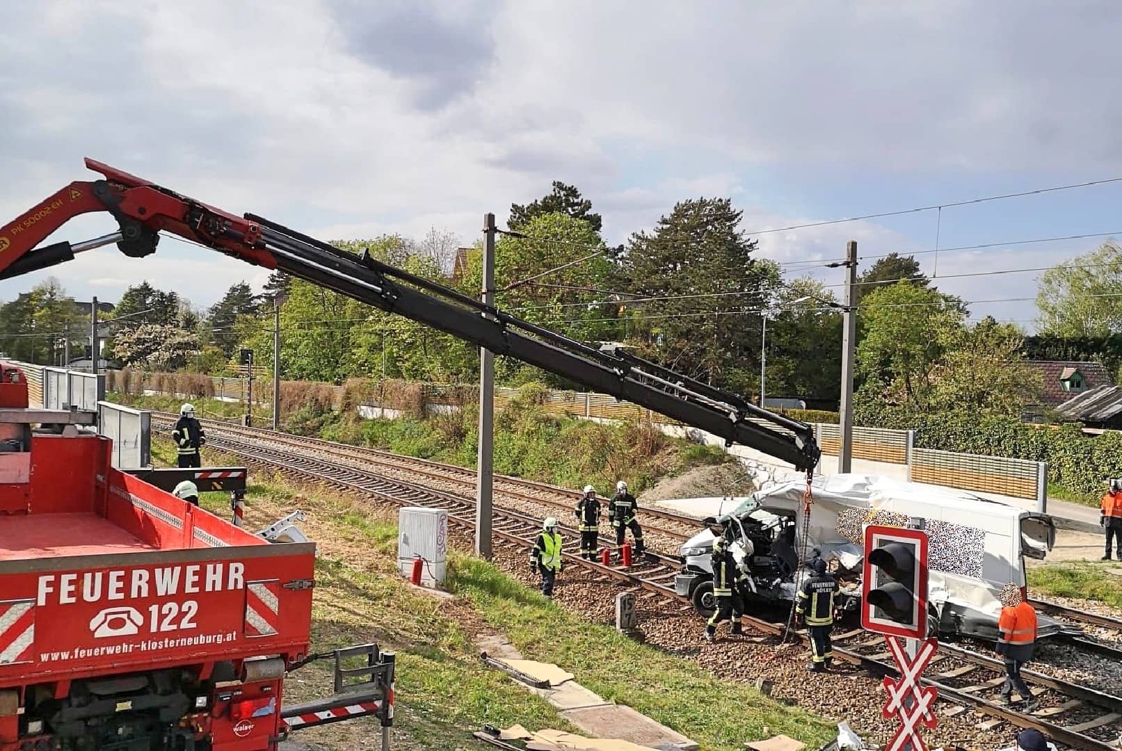 FF Klosterneuburg: Zug erfasste Paketwagen