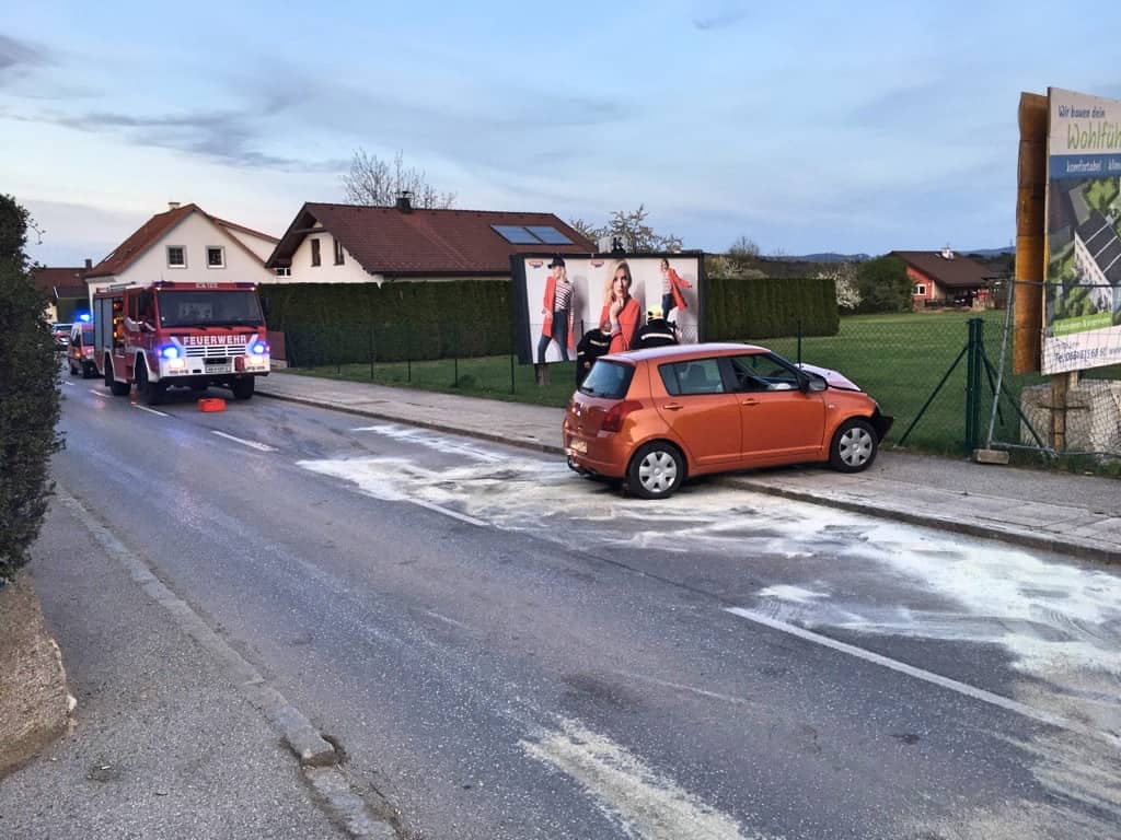 Bezirk Neunkirchen: Pkw gegen Hauseinfahrt