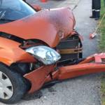 Pkw gegen Hauseinfahrt