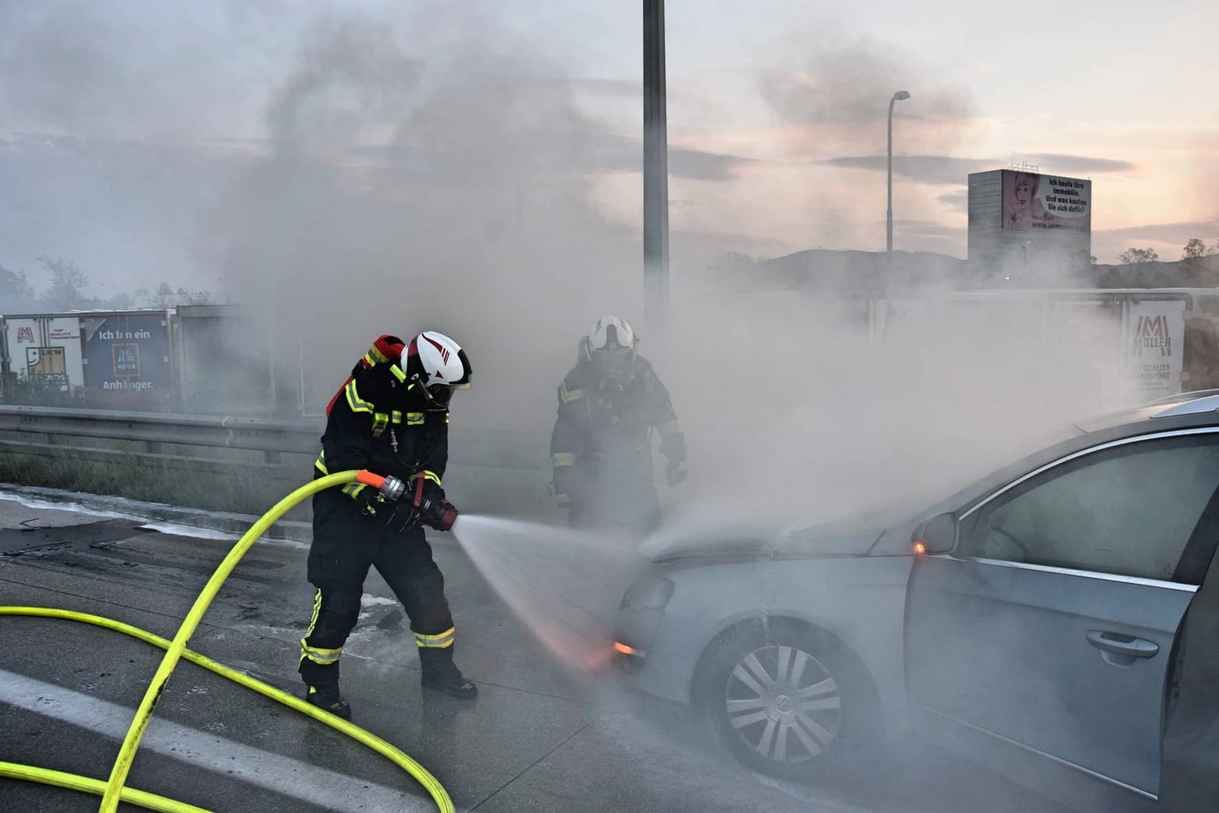 FF Wiener Neudorf: Kombi brennt auf Pannenstreifen
