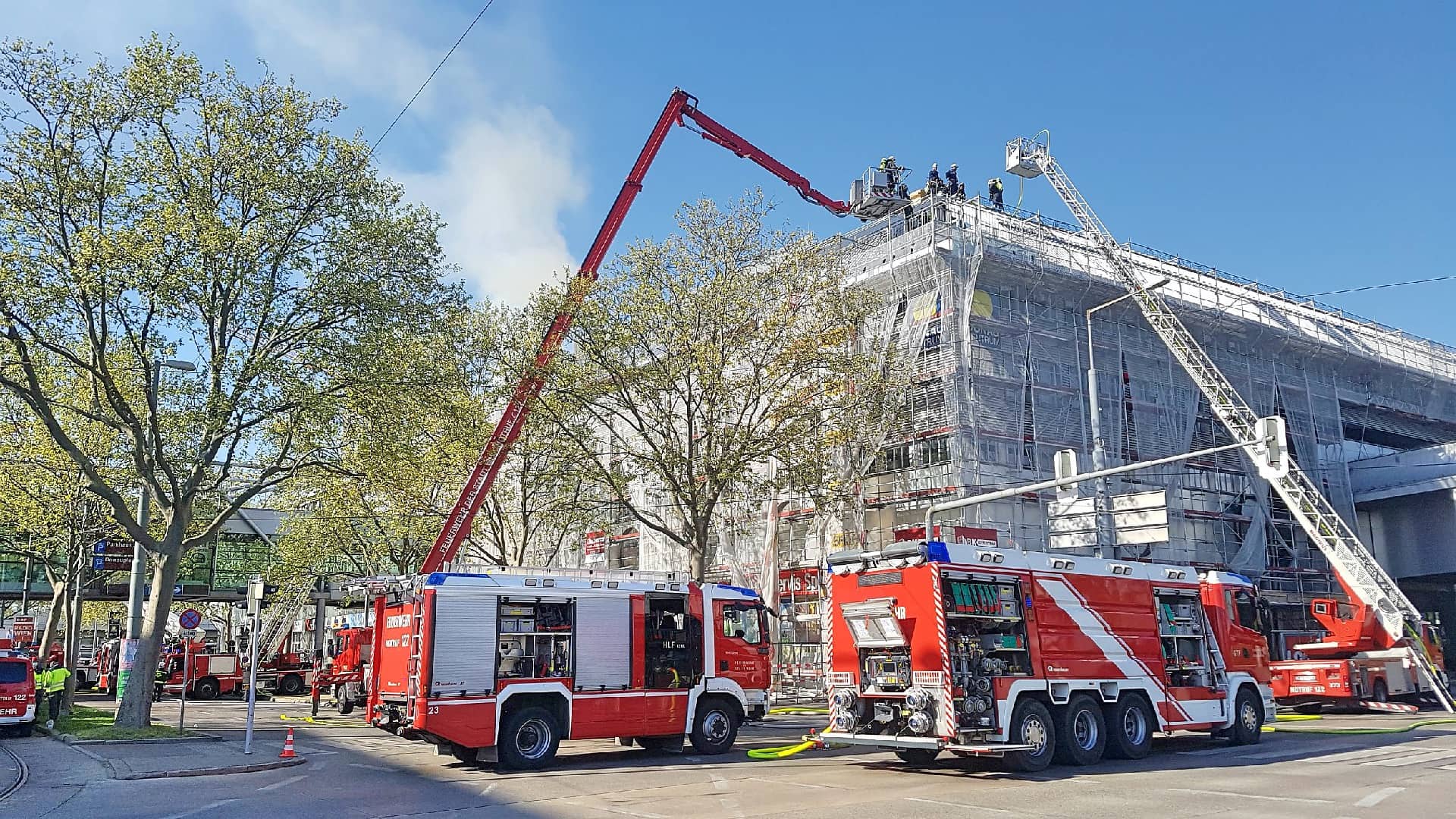 Donauzentrum: Berufsfeuerwehr hat Dachbrand unter Kontrolle