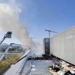 Donauzentrum: Berufsfeuerwehr hat Dachbrand unter Kontrolle