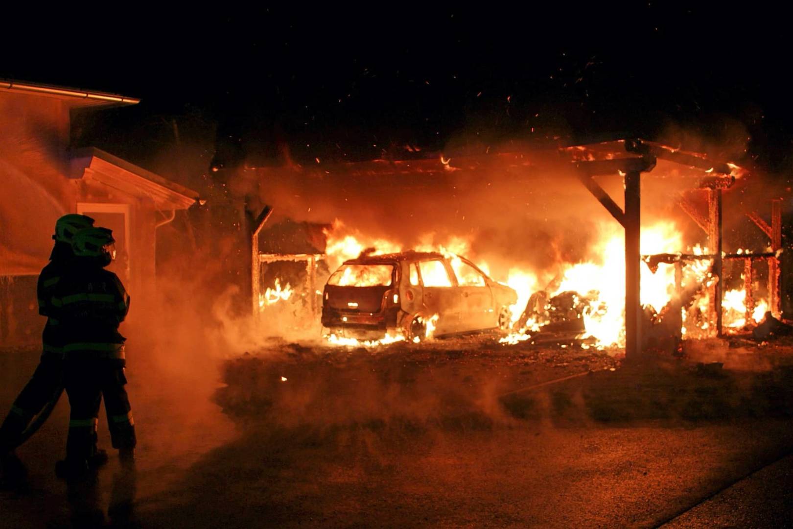 BFV Deutschlandsberg: Carport wurde Raub der Flammen