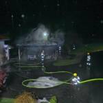 Carport samt Fahrzeuge wurde Raub der Flammen – Wohnhaus gerettet
