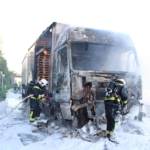 LKW-Zugmaschine brennt vollständig aus