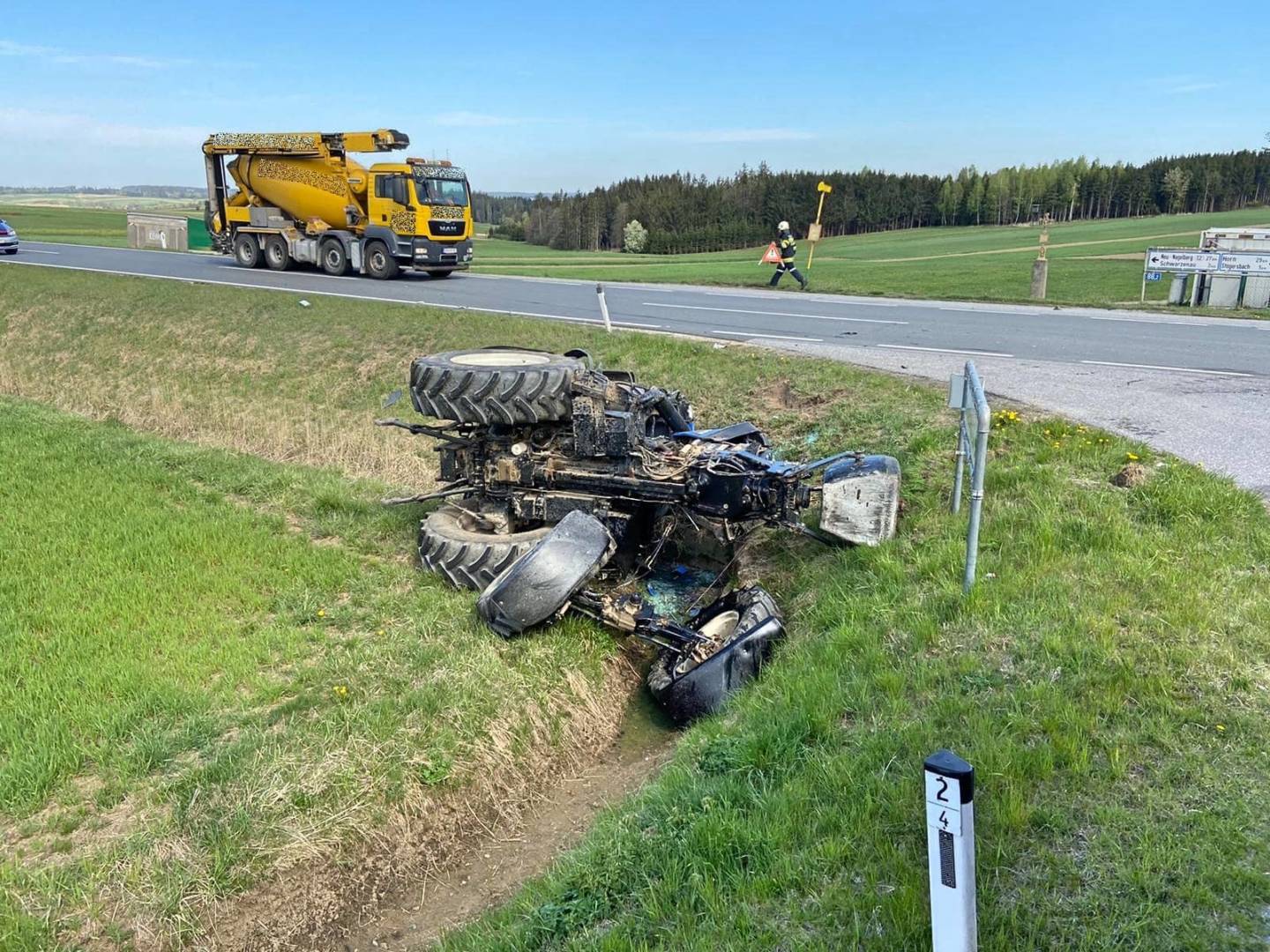 FF Schwarzenau: Verkehrsunfall zwischen LKW und Traktor