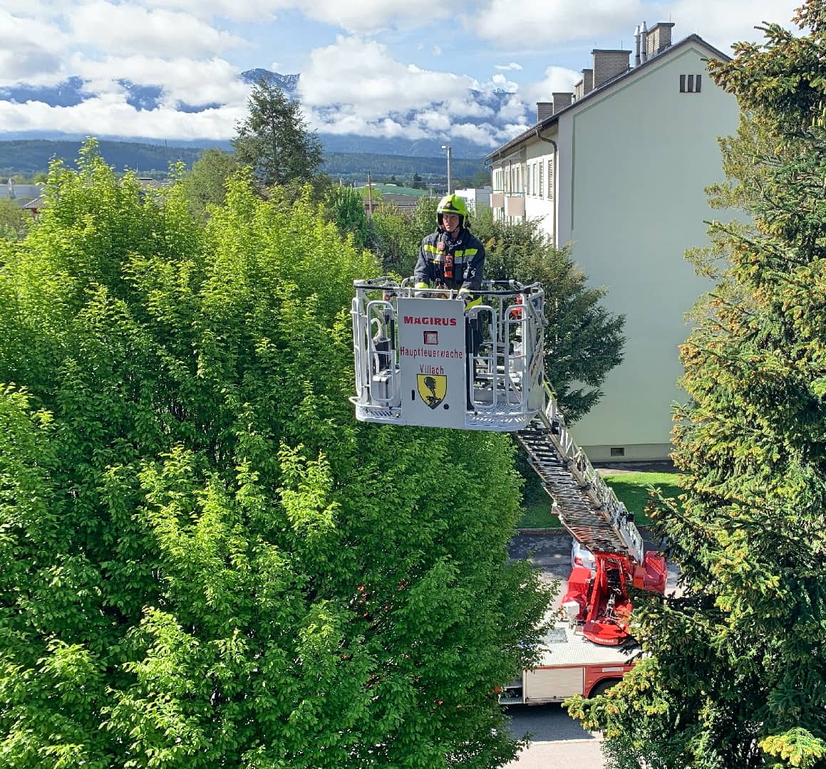 HFW Villach: Rettungsaktion der Feuerwehr mittels Drehleiter