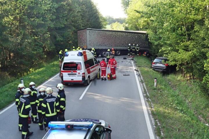 Schwerer Verkehrsunfall mit Sattelzug auf der B137