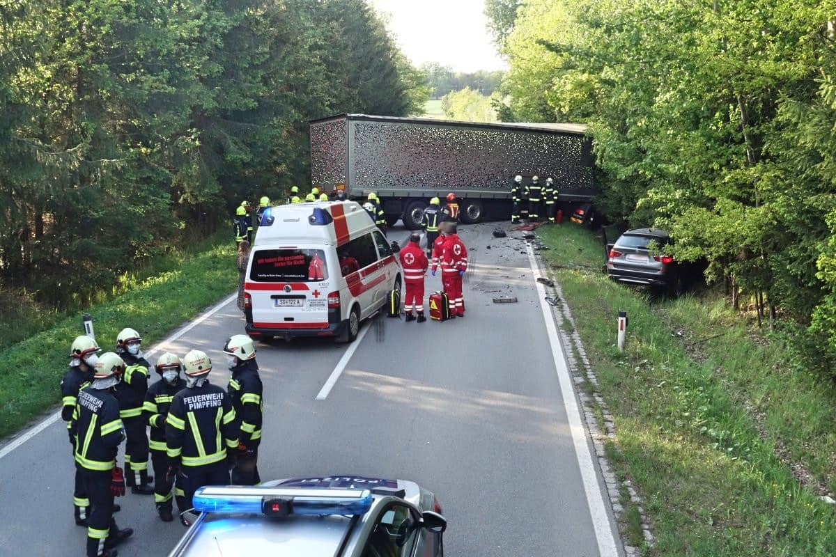 FF Andorf: Schwerer Verkehrsunfall mit Sattelzug
