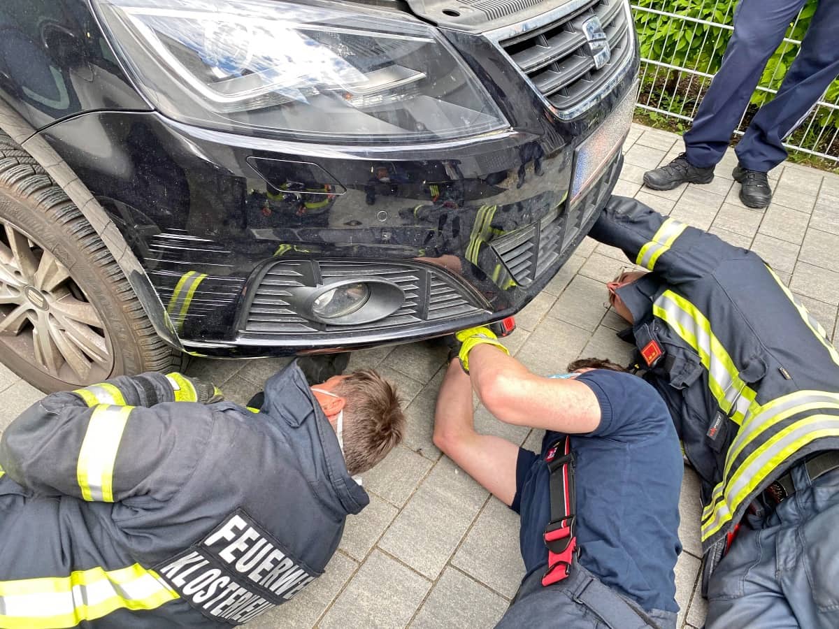 FF Klosterneuburg: Feuerwehr befreit Katze aus Motorraum