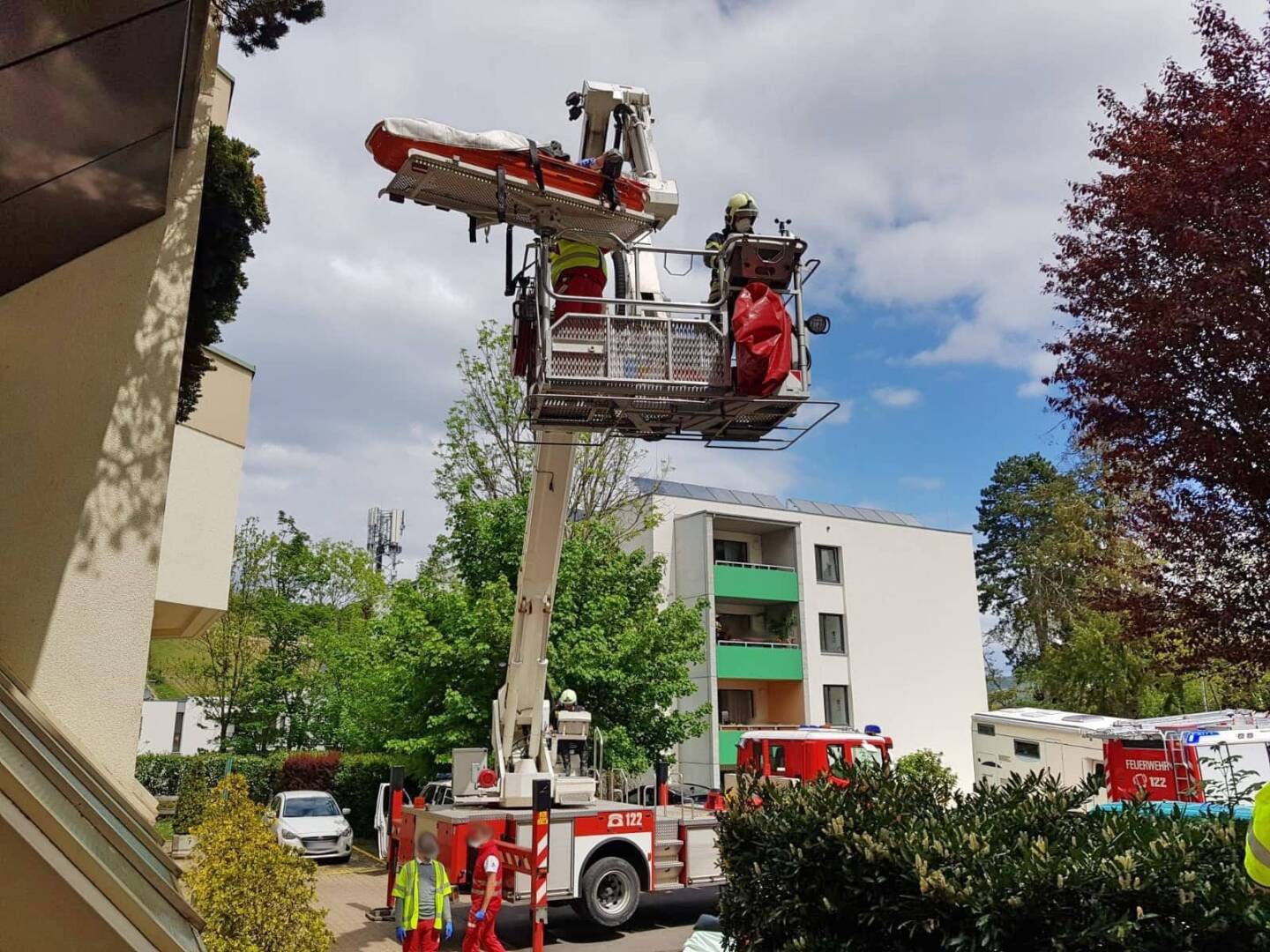 FF Klosterneuburg: Menschenrettung über Teleskopmastbühne