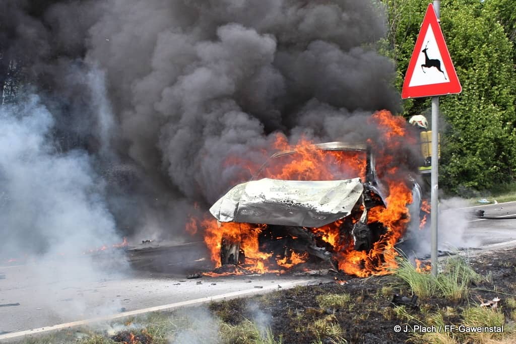 FF Gaweinstal: Fahrzeugbrand nach Frontalzusammenstoß