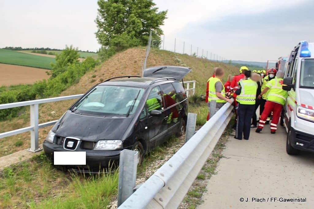 FF Gaweinstal: Fahrzeugbergung auf der A5
