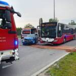 Unfallstelle mit Wiener Linienbus und Einsatzfahrzeugen