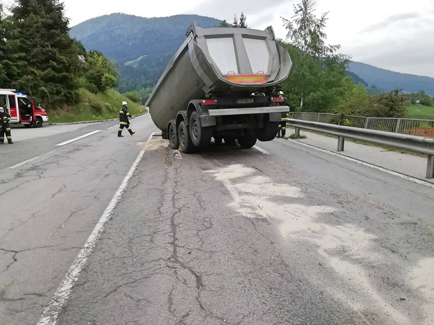AFK Millstatt – Radenthein: LKW verlor beladenen Auflieger