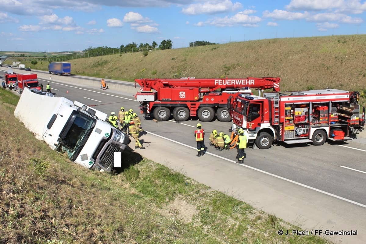 FF Gaweinstal: LKW-Bergung auf der A5 Nordautobahn