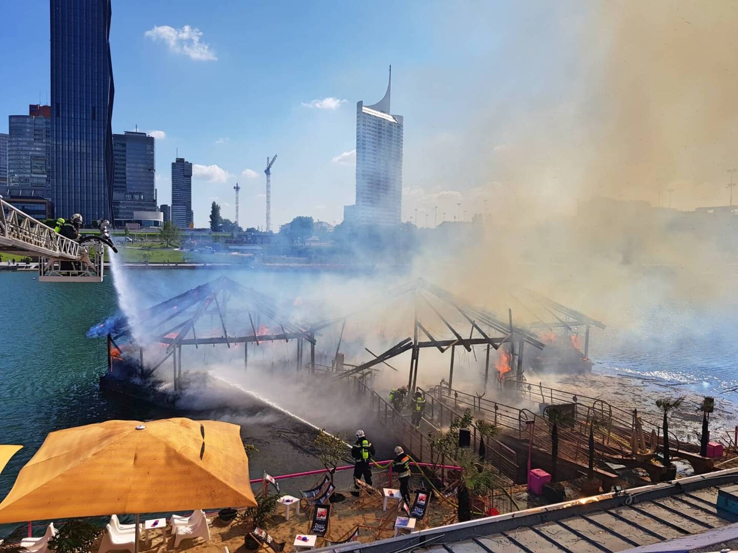 Spektakulärer Löscheinsatz für Feuerwehr auf der Donauinsel
