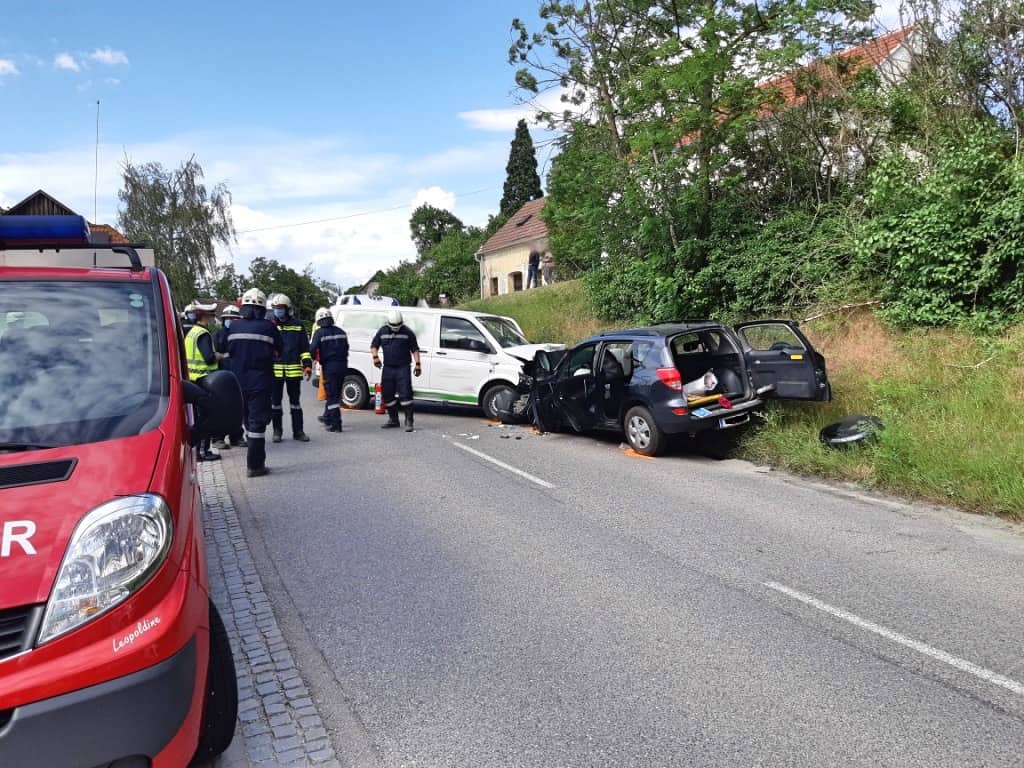 FF Pettendorf: Frontal-Zusammenstoß im Ortsgebiet